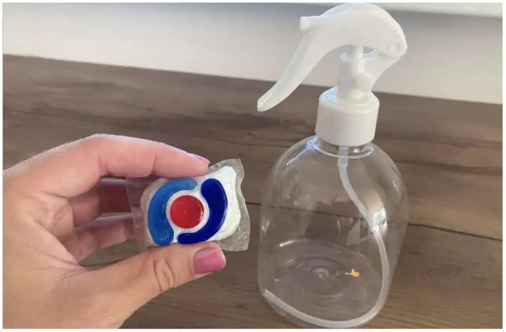 Beriem 1 TABLETU a dokonale vyčistím celú kúpeľňu, rúru aj všetky KOBERCE: Toto je najlepší domáci trik!