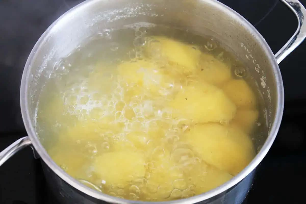 Vylievate vodu zo zemiakov rovno do umývadla: Je to veľká chyba a mali by ste vedieť PREČO!