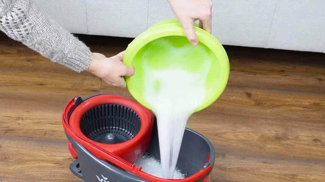 Podlahy umývam len raz za dva týždne a nie je na nich ani šmuha: TOTO je môj trik!