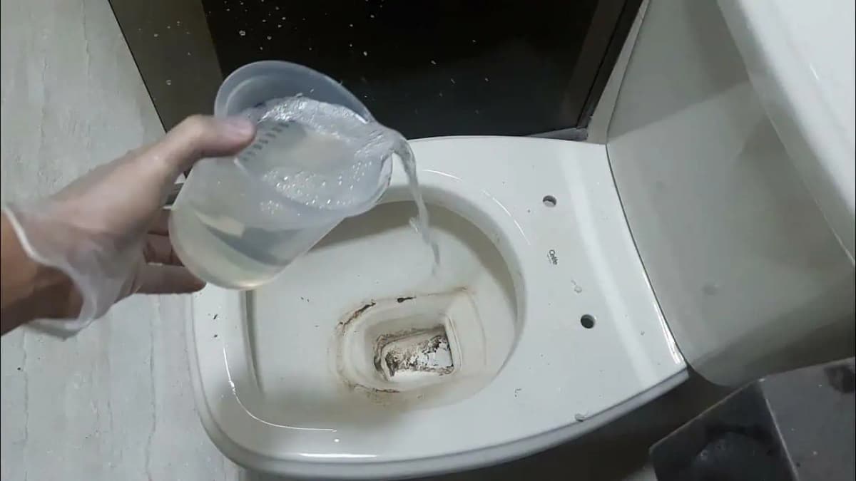 Ako odstrániť zažraté škvrny zo špinavej a zažltnutej toalety?Toto je najlepší spôsob!