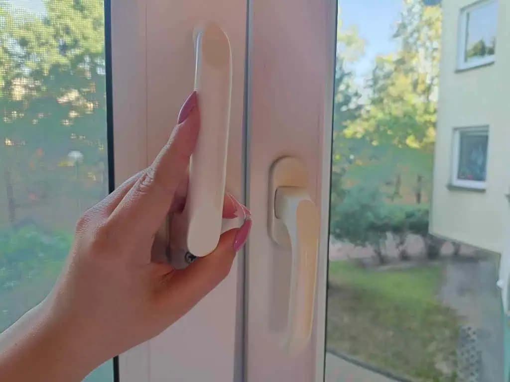 Netesnia vám okná? Vždy na jeseň urobte túto jednu vec a znížite si účty za energie!