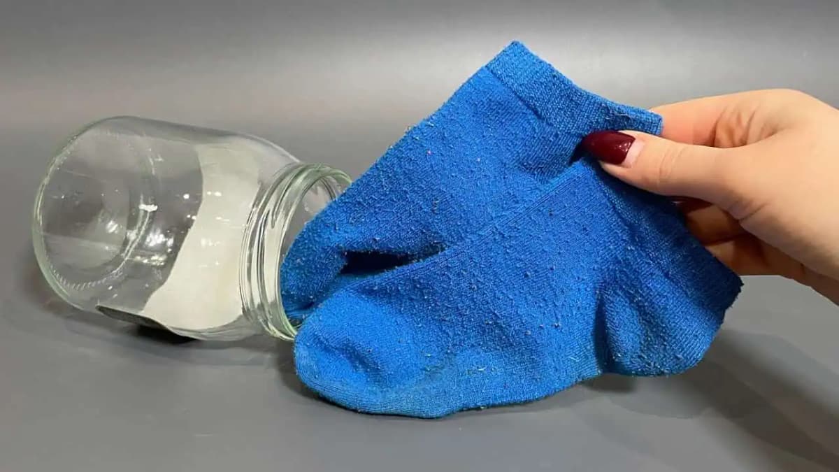 Všetky ženy na svete by mali poznať tieto triky: Dajte ponožky do pohára na zaváranie a výsledok vás ohromí!