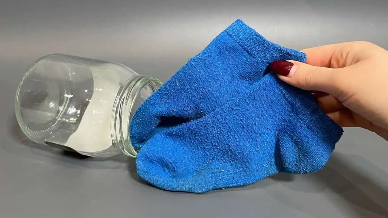Všetky ženy na svete by mali poznať tieto triky: Dajte ponožky do pohára na zaváranie a výsledok vás ohromí!