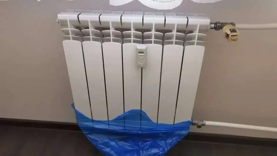 Toto musí vedieť na začiatku sezóny každý: Dajte pod radiátor obyčajné plastové vrecko, ide o perfektný trik!