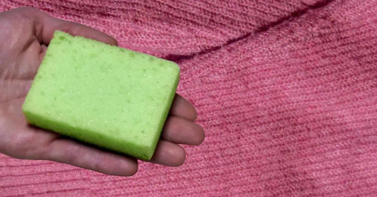 Ak nemáte odstraňovač žmolkov, vyskúšajte tento trik a váš sveter bude ako nový!