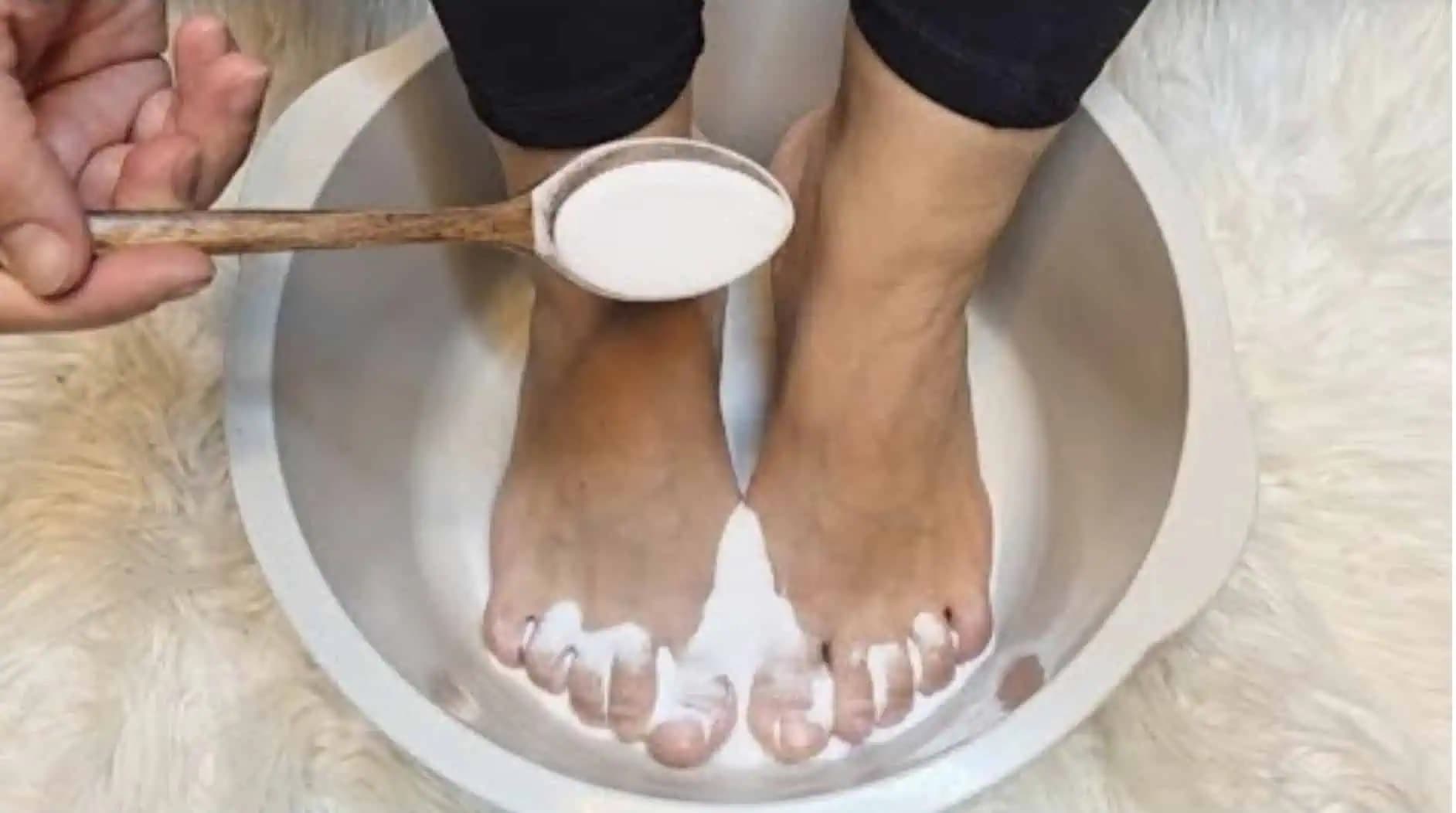 Dať si na nohy obyčajnú SÓDU bikarbónu bol ten najlepší nápad: Toto je výsledok za 15 minút!