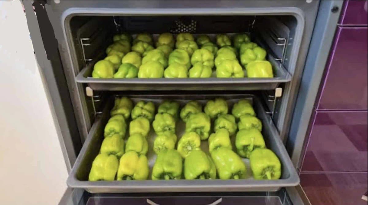 Zelenú papriku uložím na plech, pridám cesnak, 2 lyžice oleja a robím takto každé leto: Najväčšia DELIKATESA z papriky!
