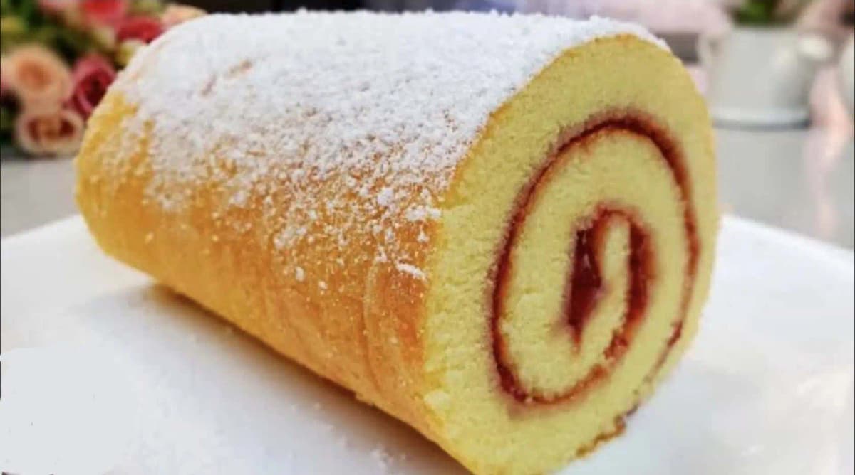 Piškótová roláda bez mixéra! 3 minúty prípravy a cesto len vylejeme na plech na pečenie!