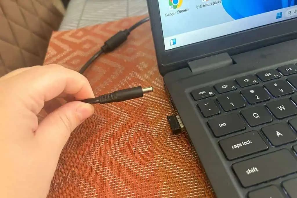Nikdy nenabíjajte notebook týmto spôsobom: ZNIČÍTE batériu a rýchlo sa z nej stane odpad!