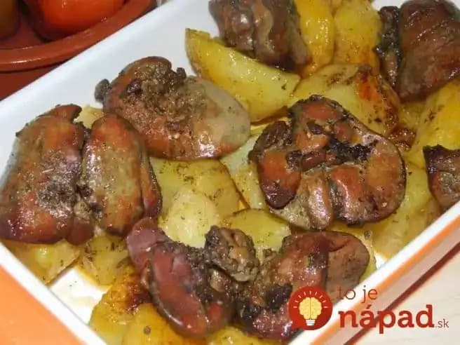 Fantastická pochúťka za pár drobných: Pečené zemiaky s cesnakom a jemne pikantnou kuracou pečienkou