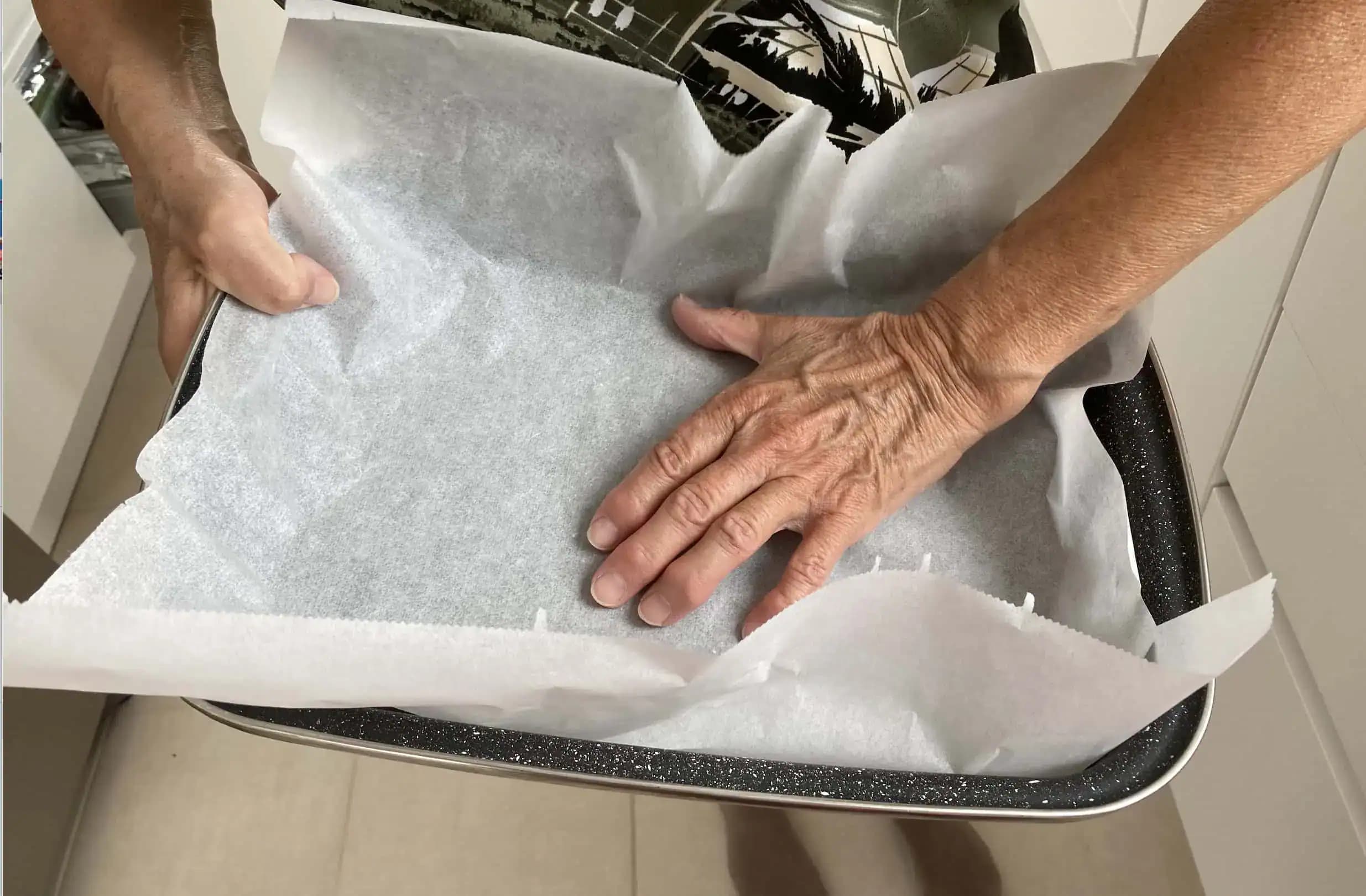 Pečiem už 30 rokov, ale o tomto som netušila: Šéfkuchár ukázal, ako použiť alobal a papier na pečenie – rozdiel je ohromný!