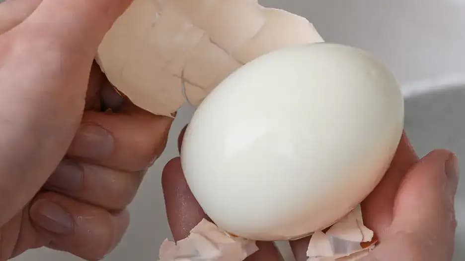 Tento trik som sa naučila od mojej švagrinej. Všetko, čo potrebujete, je POHÁR: Vajíčka natvrdo doslova vypadnú zo škrupín!