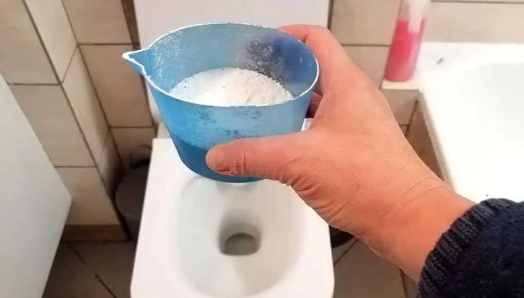 Do toalety stačí nasypať jednu odmerku. Skvele čistí a príjemne vonia!