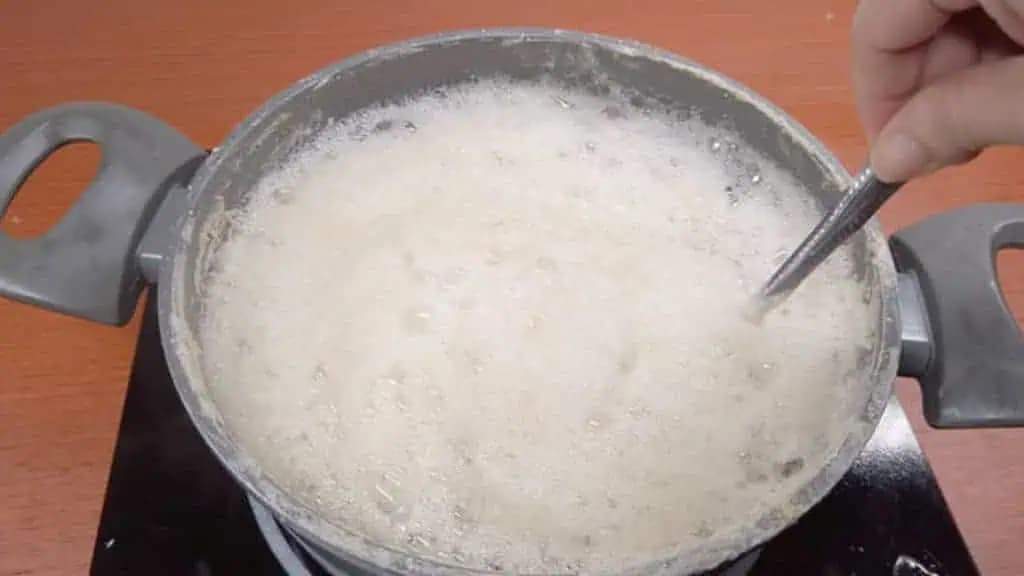 Neviem, čo je PLESEŇ, šmuhy a zaschnuté kvapky na sprcháči: Zázrak odkukaný od švagrinej – 5 minút a v kúpeľni mám lesk ako blesk!