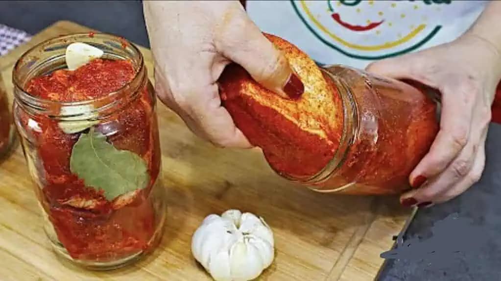 MÄSO takto pripravujem už 20 rokov: RECEPT na bravčové s cesnakom v pohári, stokrát lepšie, ako konzervy z obchodu!