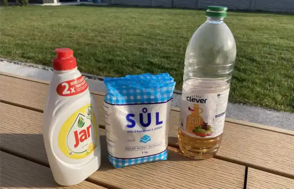 Domáci ZABIJAK buriny: Stačí zamiešať 3 lacné prísady a máte čistý celý dvor bez roboty (RECEPT)!