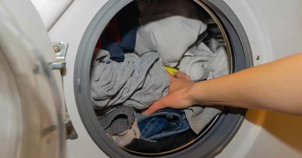 Keď budete najbližšie prať, dajte okrem prášku do bubna aj TÚTO vec: Ľutujem, že som tento TRIK predtým nepoznala!