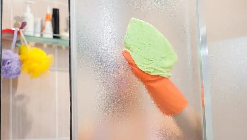 Už nikdy nebudem umývať SPRCHÁČ iným spôsobom: 5 minút a môžete zabudnúť, čo je PLESEŇ, šmuhy a zaschnuté kvapky!
