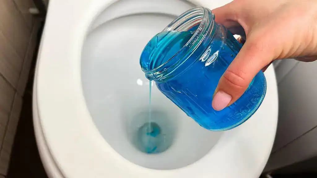 NAJSILNEJŠÍ SPÔSOB: Tento trik na čistenie toalety funguje ako mágia! Zmizne vodný kameň, aj žlté škvrny!