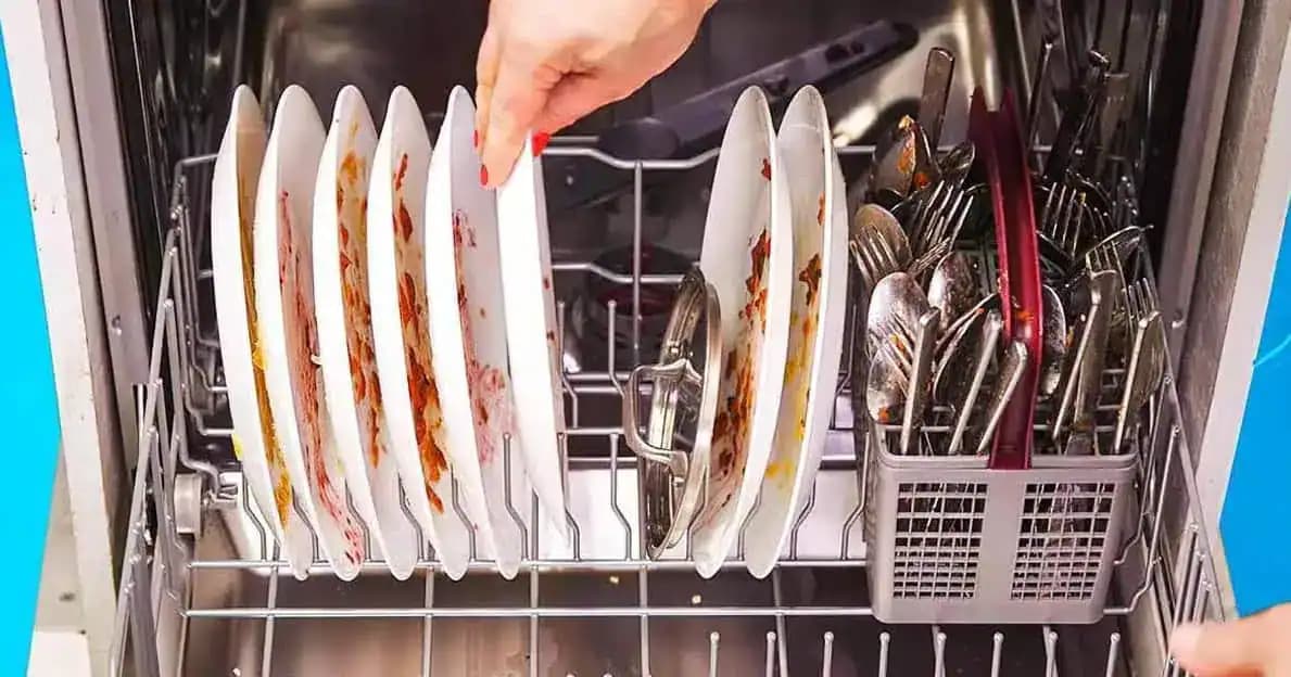 CHYBA s umývačkou riadu, ktorú robí skoro každý: Už nikdy to nerobte!