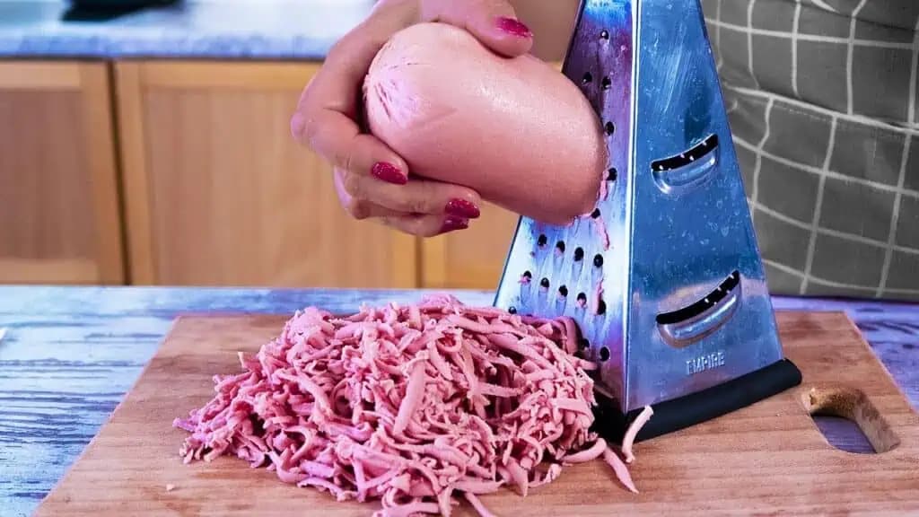 Salámu som nastrúhala rovno na LÍSTKOVÉ a dala piecť: Všetci boli ohromení, keď to ochutnali!