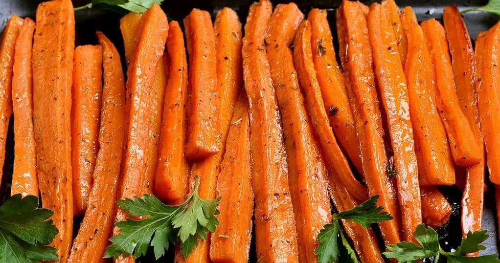Nebesky chutná MRKVA pečená na cesnakovom masle: NAJLEPŠIA letná príloha pripravená za pár minút – chutí lepšie ako HRANOLKY!