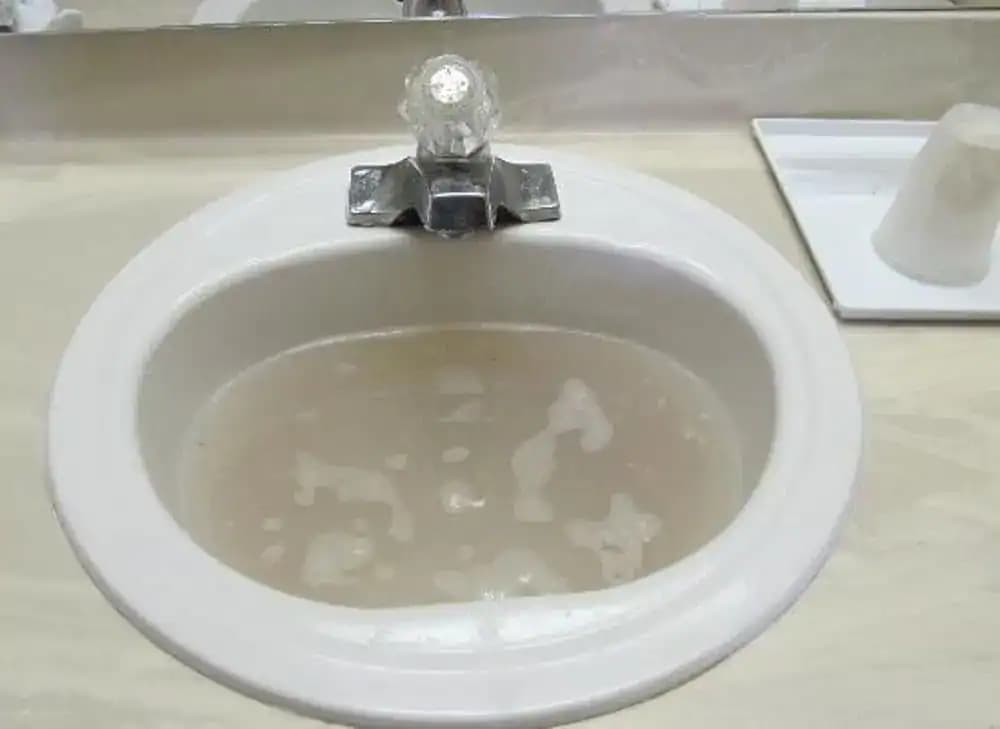Ako raz a navždy vyriešiť problém s upchatým drezom: Toto spôsobí, že voda odteká hneď!