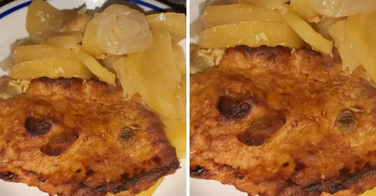 Pečené mäso s horčicou a zemiakmi na jednom plechu: Jednoduchý a šťavnatý obed pre celú rodinu