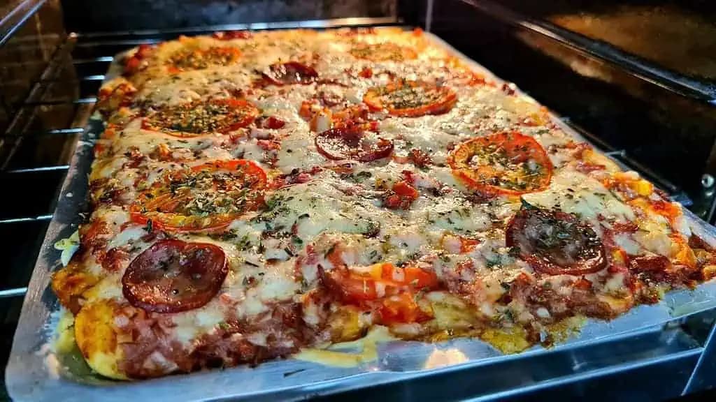 Výborná DOMÁCA pizza, ktorá nekysne a pečie sa len 15 minút: Recept, ktorý už nedám z ruky!
