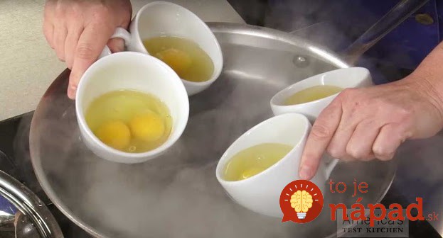 Do vody vloÅ¾ila 4 Å¡Ã¡lky s vajciami. NauÄÃ­ vÃ¡s trik, ktorÃ½ v kuchyni pouÅ¾Ã­vajÃº profesionÃ¡li