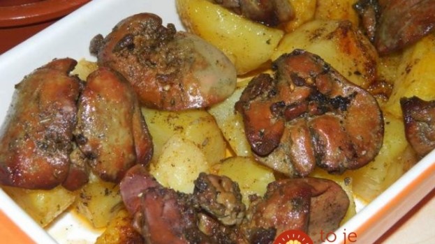 Fantastická večera za pár drobných: Pečené brambory s česnekem a jemně pikantní kuřecí játry