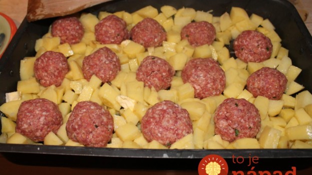Mäsové bomby s zemiakmi a syrom na jednom plechu: Lacné, rýchle a bez kopy špinavého riadu!