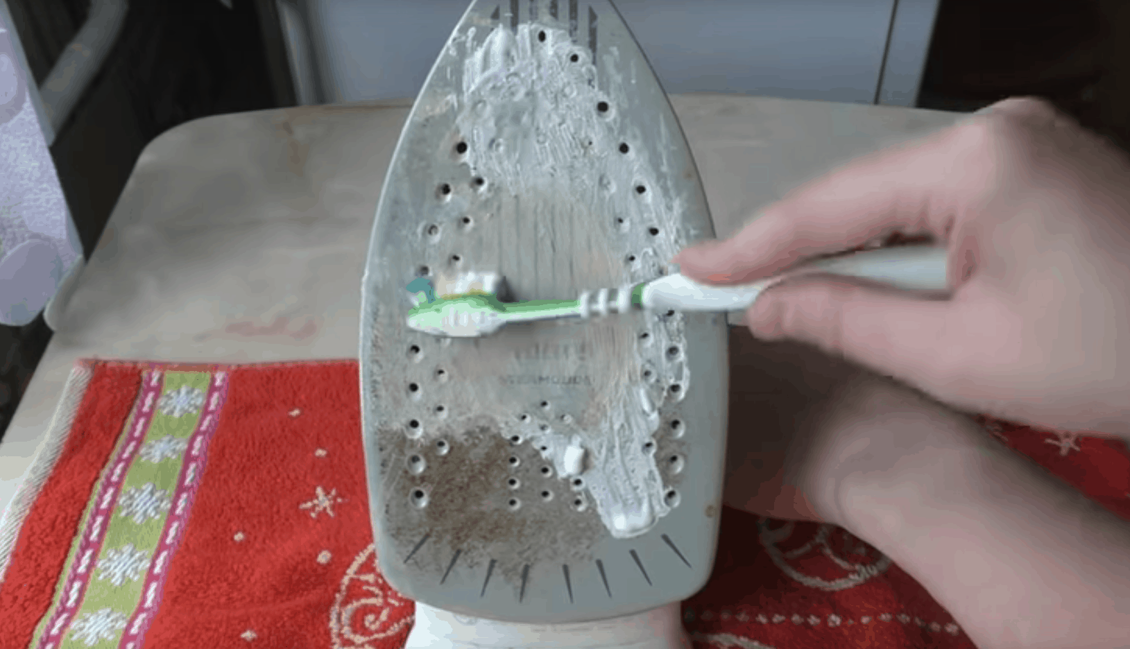Как почистить утюг быстро и эффективно. Зубная паста и утюг. Для очистки подошвы утюга. Щетка для чистки утюга. Грязный утюг.