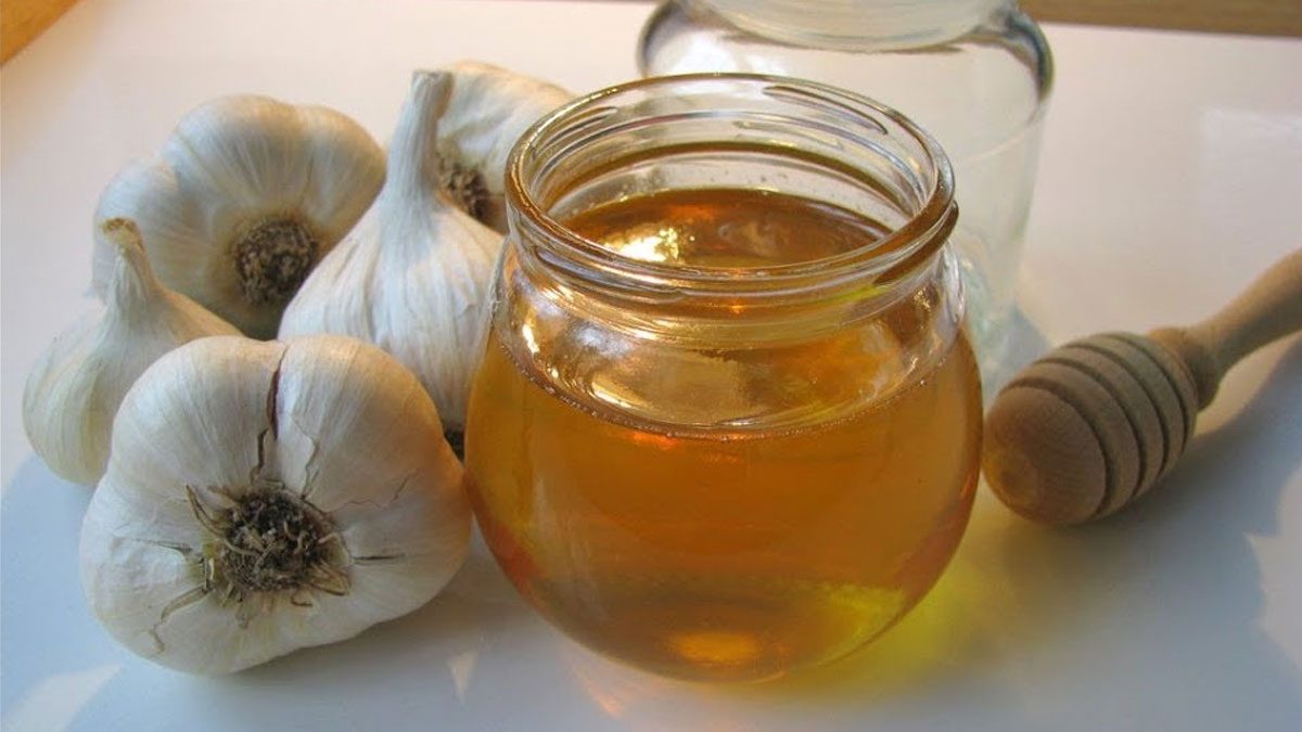 Мед с чесноком польза. Чеснок с медом. Мед чеснок и яблочный уксус. Кава чеснок и мед. Чеснок мед тыква.