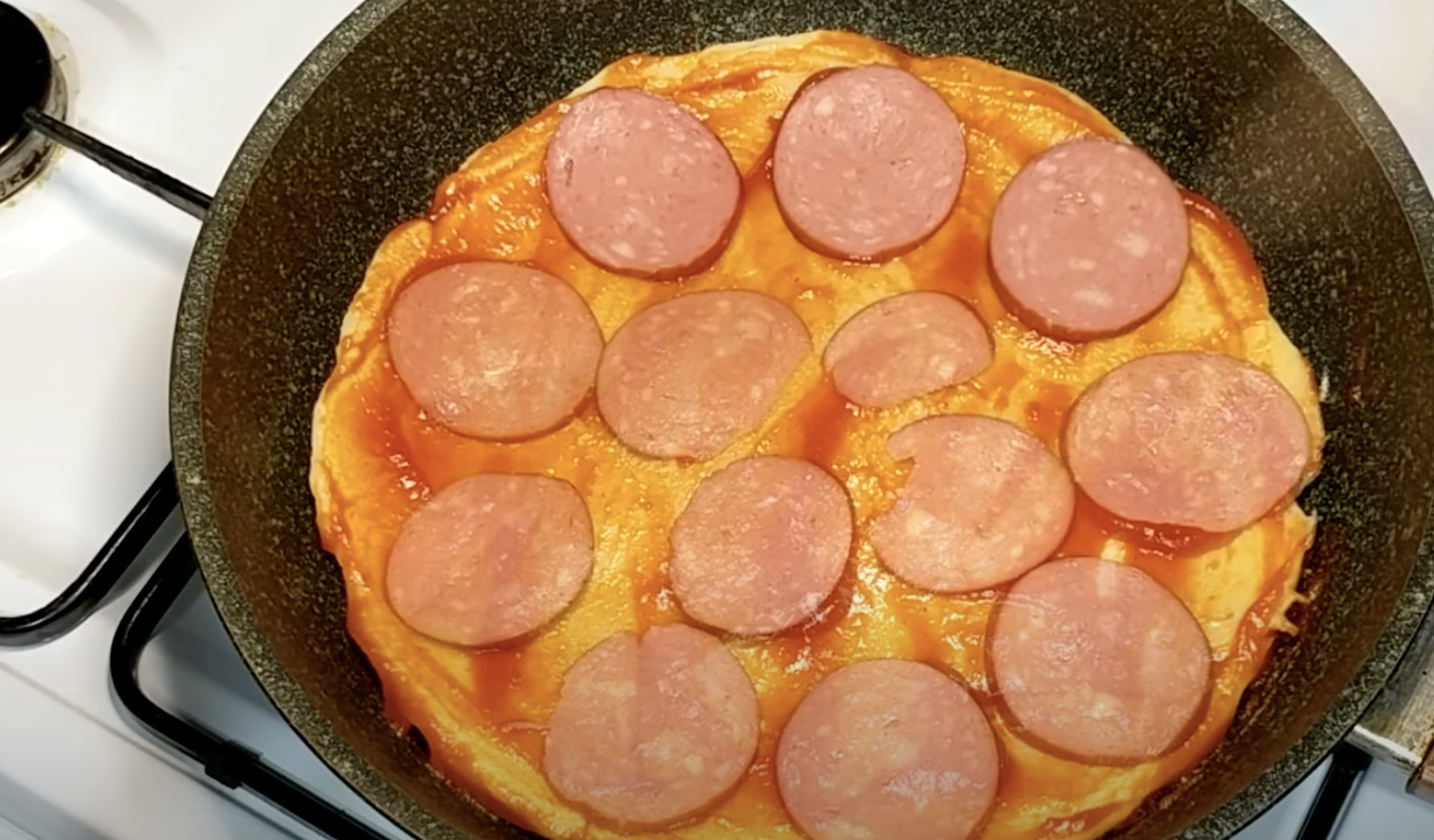 Рецепт пиццы на сковороде без сметаны. Что можно приготовить на сковородке только без сыра. Что можно приготовить на сковороде без яиц
