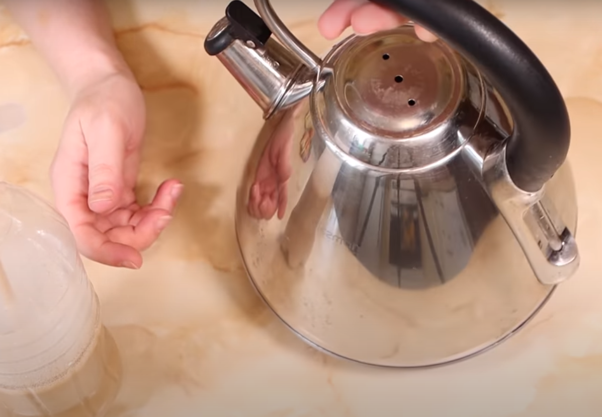 Как отмыть чайник от жира. Чайник над раковиной. Мельхиоровый чайник отмыть внутри. Технология мытья чайника в гостинице. Чайник для мытья женских половых органов.