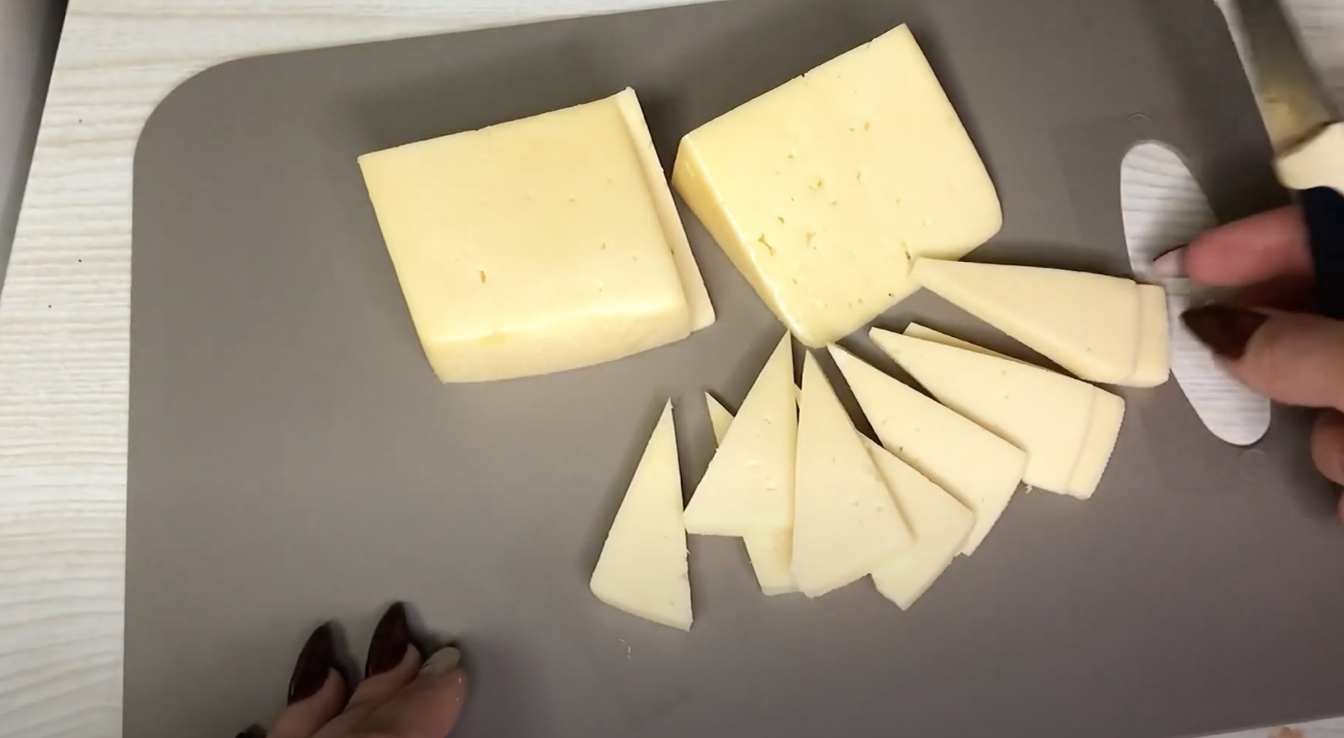 Как порезать сыр из треугольного куска фото