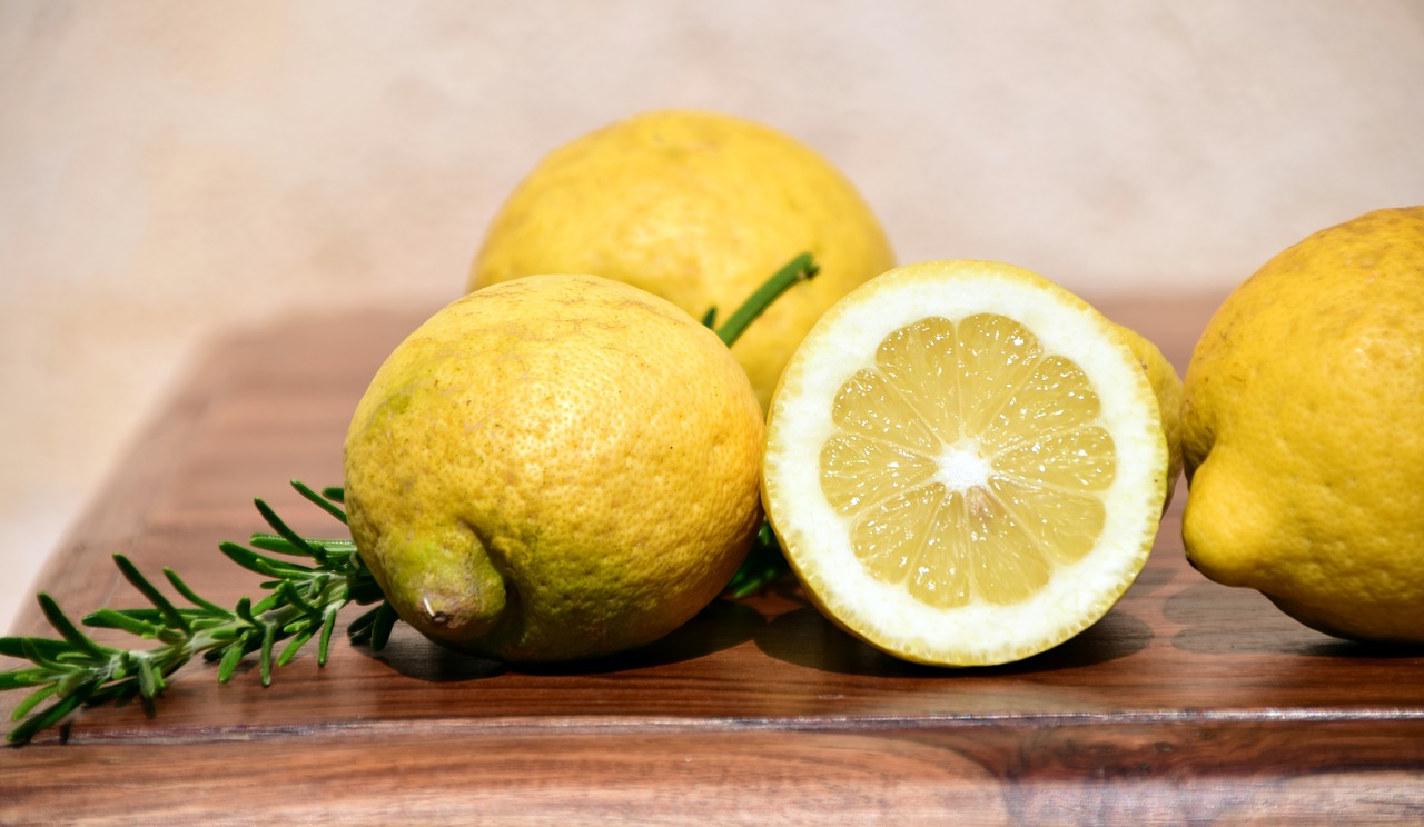 This image has an empty alt attribute; its file name is lemons-2252560_1280.jpg