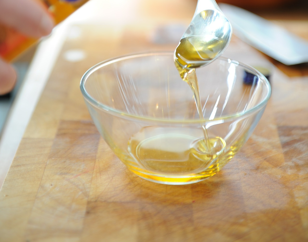 Что будет если выпить ложку масла. Растительное масло в ложке. 2 Столовые ложки растительного масла. Растительное масло в стакане. Подсолнечное масло в ложке.