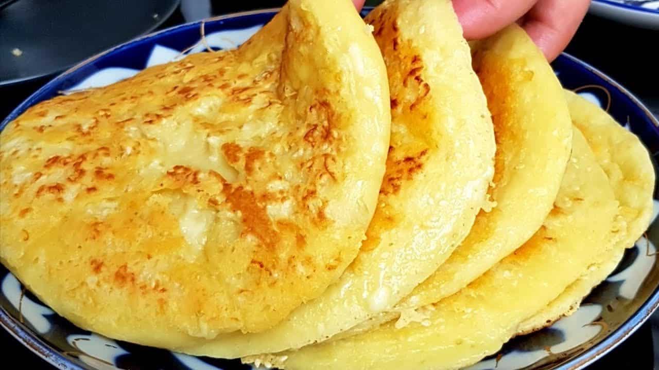 Сырная лепешка на сковороде рецепт. Сырные лепёшки на сковороде. Вкусная лепешка с сыром на сковороде. Выпечка с сыром на сковороде. Быстрые лепешки с сыром на сковороде.